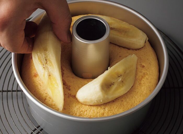 シフォン型で焼くと美味しい！コクがあって香り高い「バナナケーキ」の作り方。ラム酒を塗って仕上げても♪