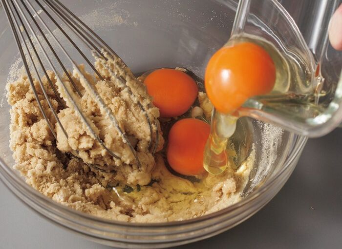 シフォン型で焼くと美味しい！コクがあって香り高い「バナナケーキ」の作り方。ラム酒を塗って仕上げても♪