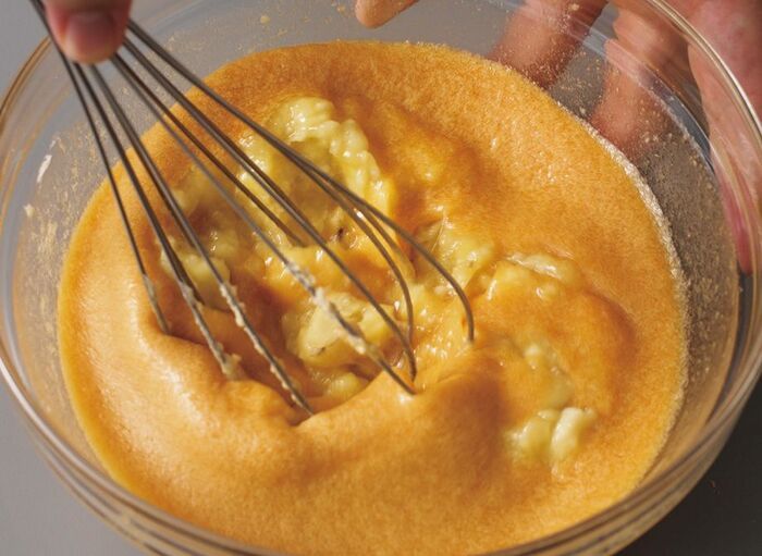 シフォン型で焼くと美味しい！コクがあって香り高い「バナナケーキ」の作り方。ラム酒を塗って仕上げても♪