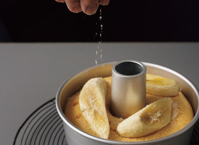 シフォン型で焼くと美味しい！コクがあって香り高い「バナナケーキ」の作り方。ラム酒を塗って仕上げても♪