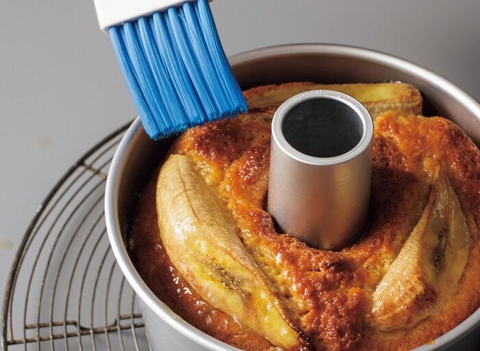 シフォン型で焼くと美味しい！コクがあって香り高い「バナナケーキ」の作り方。ラム酒を塗って仕上げても♪