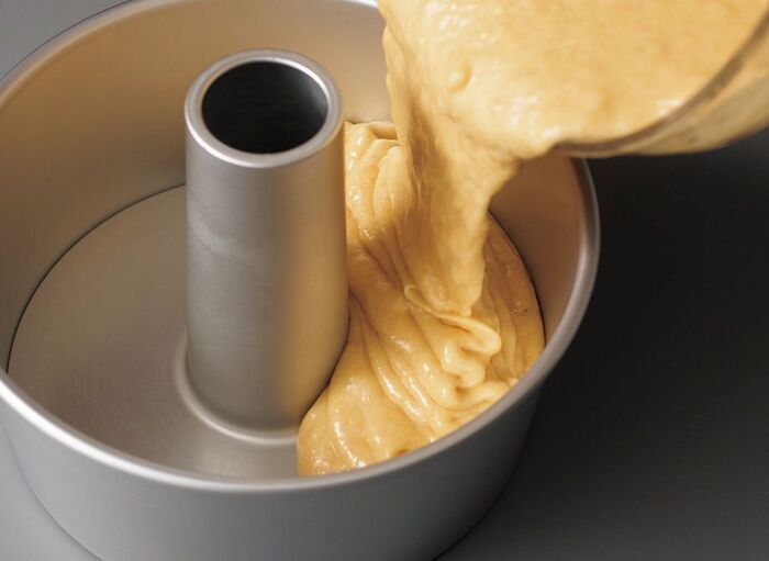 シフォン型で焼くと美味しい！コクがあって香り高い「バナナケーキ」の作り方。ラム酒を塗って仕上げても♪