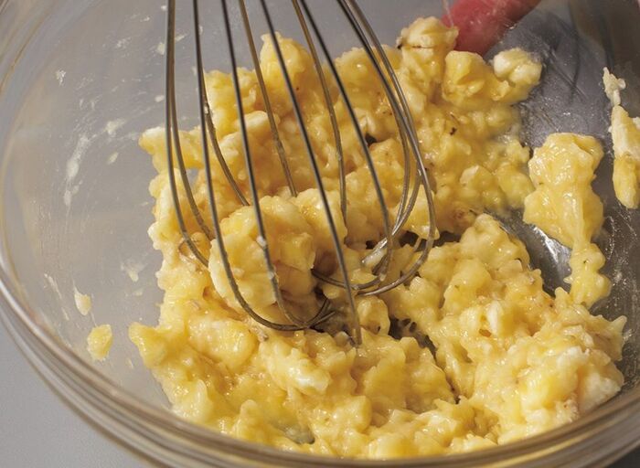 シフォン型で焼くと美味しい！コクがあって香り高い「バナナケーキ」の作り方。ラム酒を塗って仕上げても♪