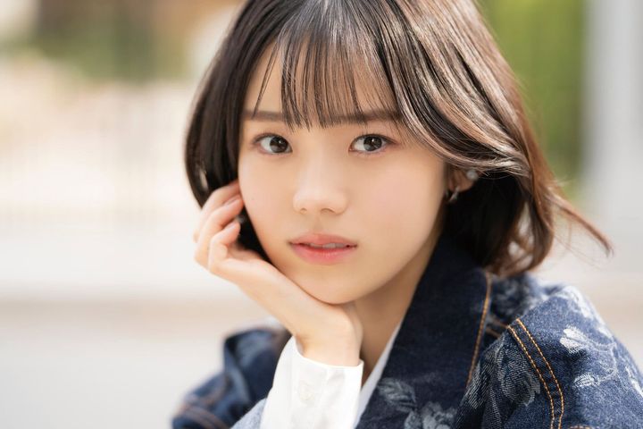 透明感あふれる表情を見せる志田こはくのバストアップ。ナチュラルメイクと柔らかな秋の光が印象的