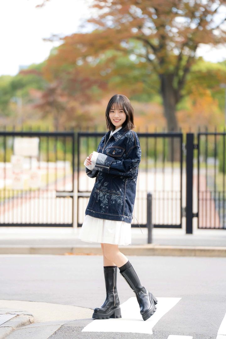 志田こはくがデニムジャケットと白ワンピースを着こなす、ナチュラルな雰囲気の全身ショット