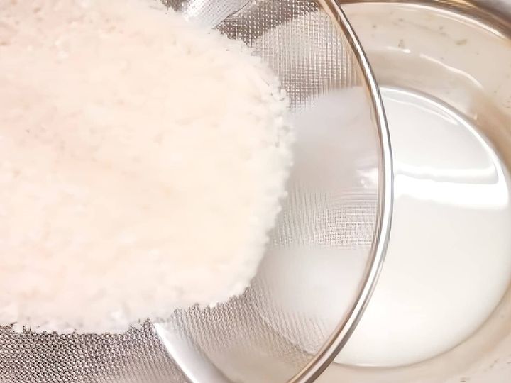 排水口にそのまま流しがちな「米の研ぎ汁」ですが、実は捨てるのはもったいない！ 研ぎ汁に含まれるでんぷんやビタミンを生かし、食器洗い、アク抜き、床掃除、手肌ケアなどで大活躍します。今回は、日常で役立つさまざまな活用法を解説します。