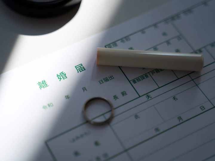 同居期間20年以上の「熟年離婚」の割合が過去最高になったという。妻から離婚を申し出るケースが多く、経済的に不安があっても離婚に踏み切る女性が増えているのだ。結婚25年の夫と離婚が成立した53歳女性に話を聞いた。※サムネイル画像：PIXTA