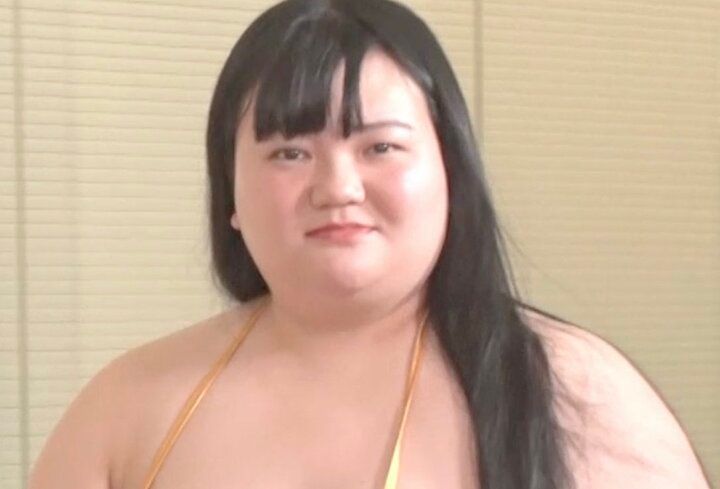 【写真・画像】人気女性芸人、わがままボディあらわな極小ビキニ姿に驚きの声「全部出てるやん」「隠す気ないやろ」 1枚目