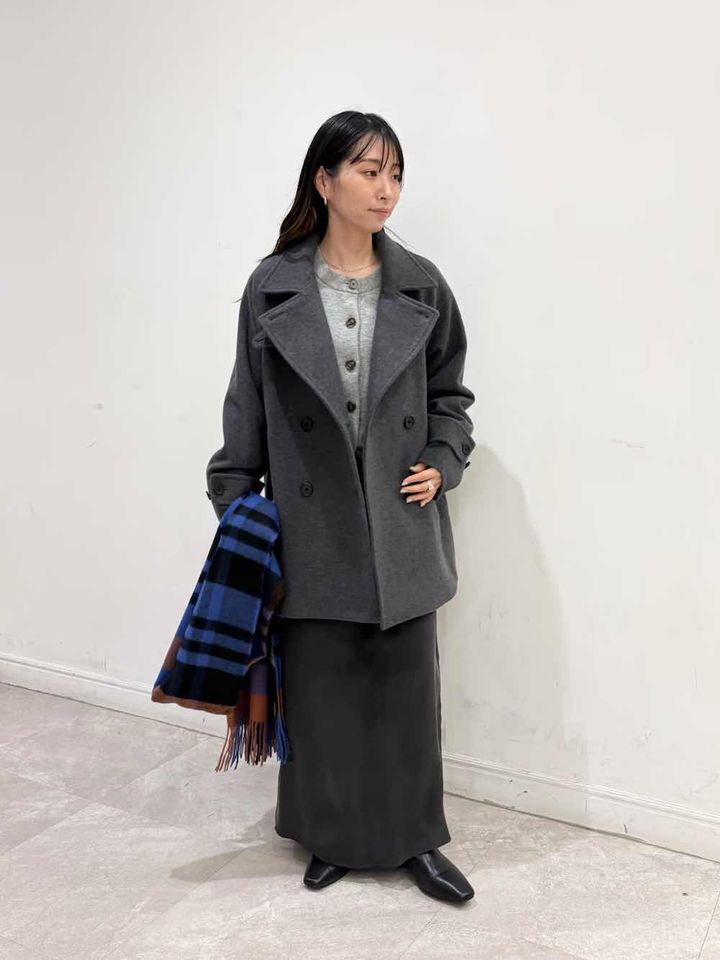 グレーのワントーンをフェミニンにまとめて