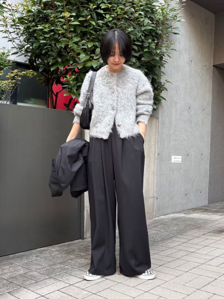 シャギーニットなど素材使いで変化をつけて