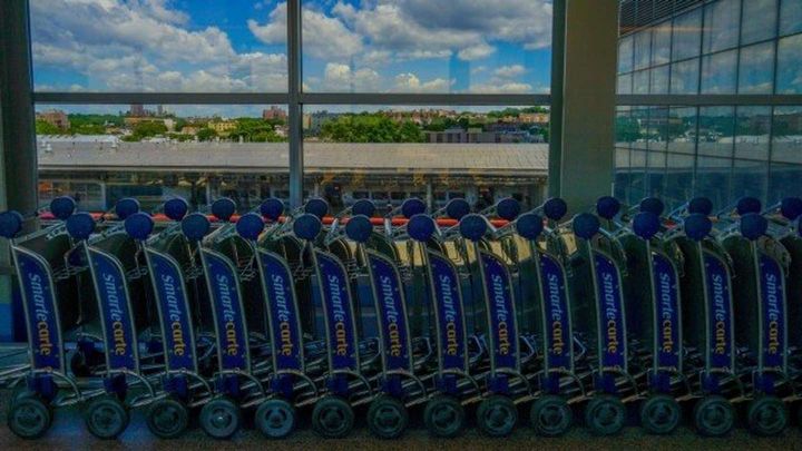 海外の空港で途方に暮れて（画像はphotoAC）