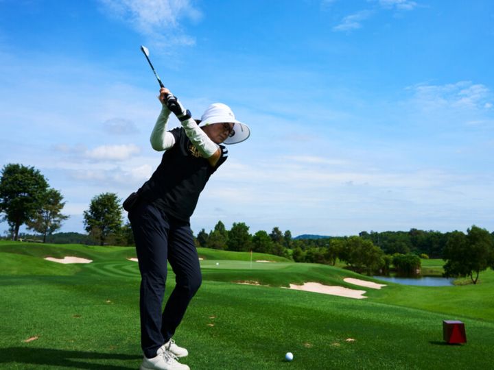 作家・柚月裕子さんがはじめてのタイへ！ 絶景ゴルフ場でぜいたくゴルフ旅