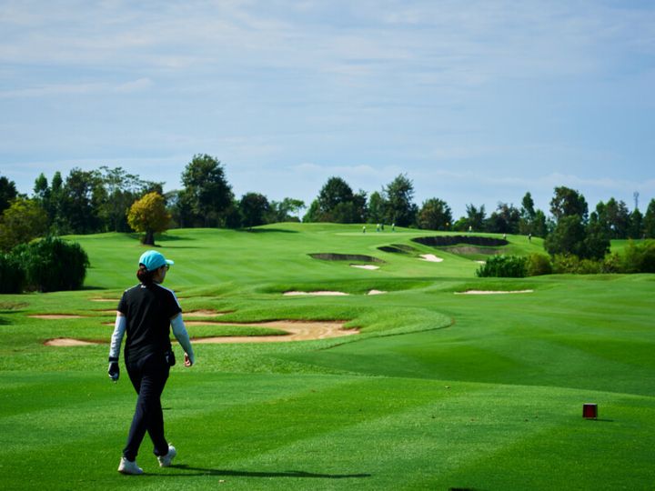 作家・柚月裕子さんがはじめてのタイへ！ 絶景ゴルフ場でぜいたくゴルフ旅