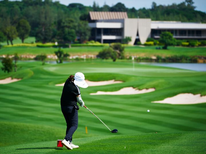 作家・柚月裕子さんがはじめてのタイへ！ 絶景ゴルフ場でぜいたくゴルフ旅
