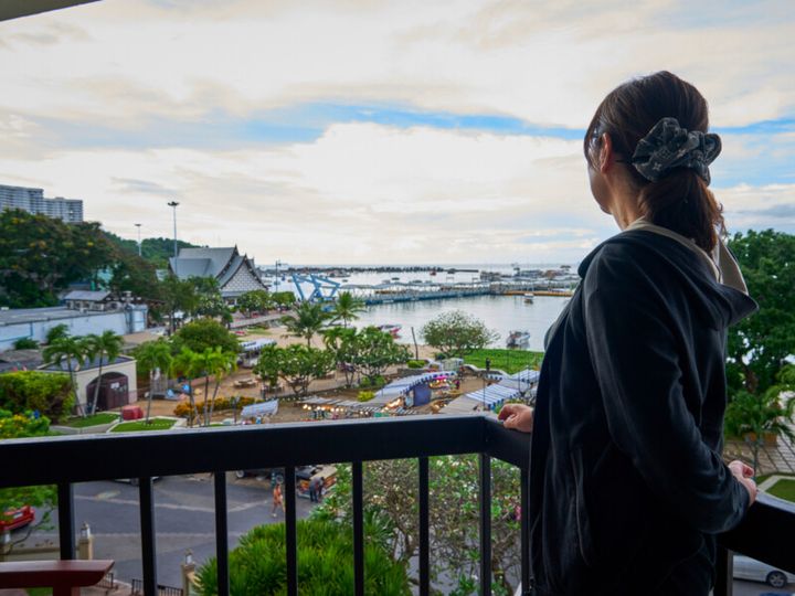 作家・柚月裕子さんがはじめてのタイへ！ 絶景ゴルフ場でぜいたくゴルフ旅