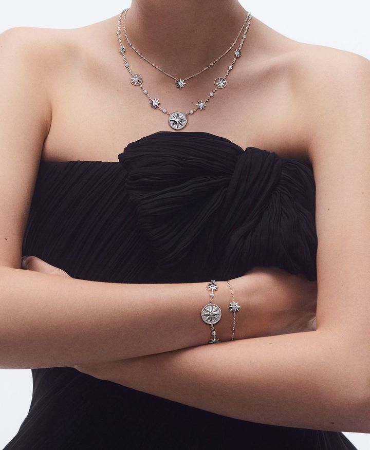 「エトワール デ ヴァン」（WG×ダイヤモンド）ネックレス￥410,000 ブレスレット￥385,000 「ローズ デ ヴァン」（WG×ダイヤモンド）ネックレス￥4,500,000 ブレスレット￥3,500,000 © TANYA & ZHENYA POSTERNAK