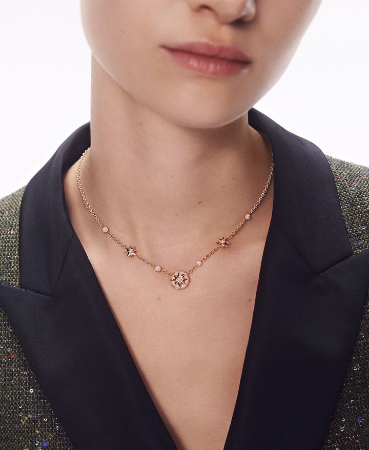 「ローズ デ ヴァン」（PG×ダイヤモンド）ネックレス￥2,000,000 © TANYA & ZHENYA POSTERNAK