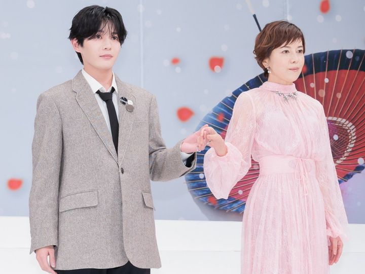 映画『木挽町のあだ討ち』完成披露舞台あいさつに登壇した（左から）長尾謙杜、沢口靖子 クランクイン！ width=