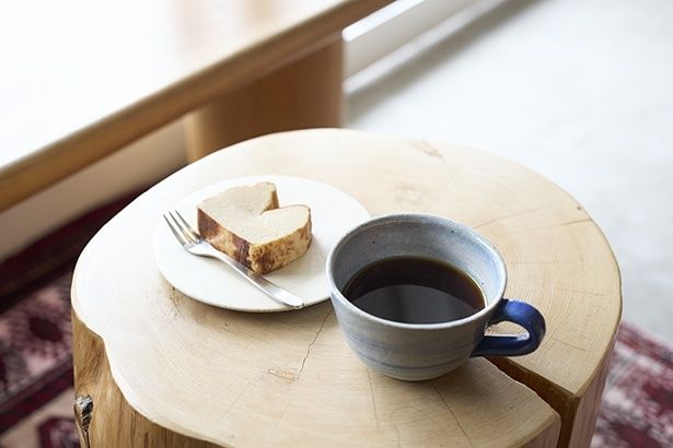 ドリップコーヒーの定番、ホンジュラス・エンジェル・アルチューロ700円。中を半生に仕上げたクリーミーなチーズケーキ500円