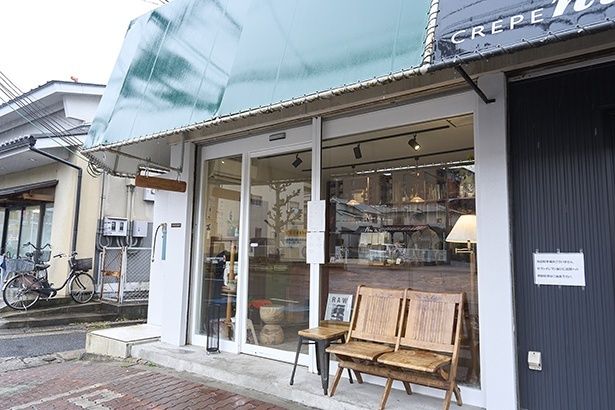 同じビルには隣にクレープ店、2階にカフェと、開店1、2年の新店が集う