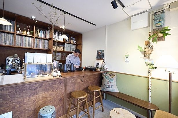 温もりのあるレコードの音が響き、小さい店ながらもゆったりした空気が満ちる