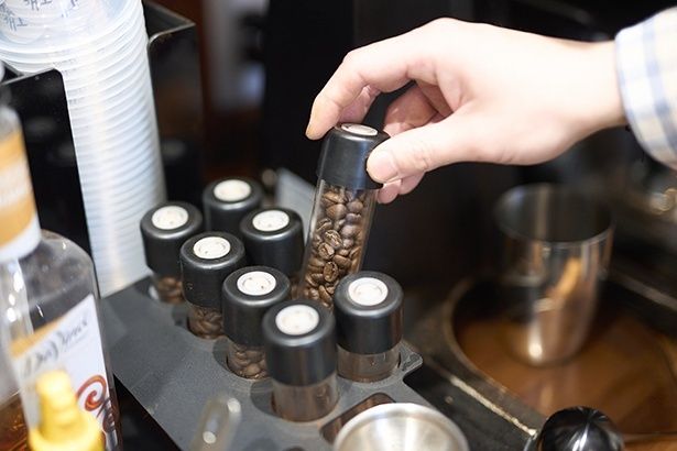 正確な計量と仕事の効率化を兼ねて、エスプレッソ用の豆は1回分をカートリッジに収納