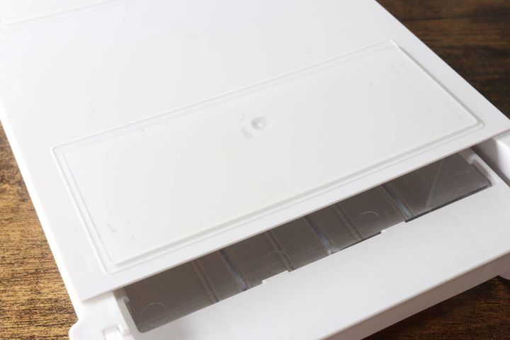 ダイソーの取り付け引き出しケースに粘着テープを付ける