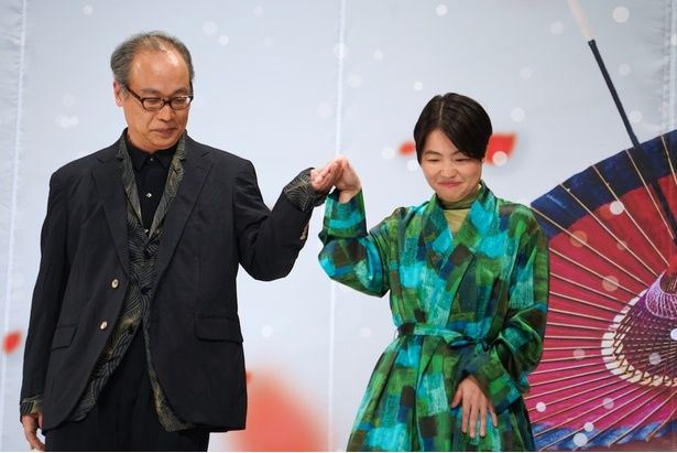 正名僕蔵演じる小道具方の久蔵とその妻、お与根役のイモトアヤコ