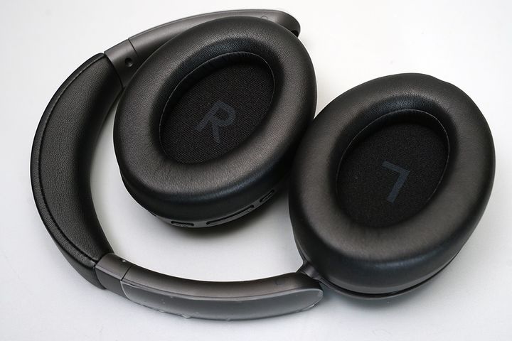 当たり前ですが、耳全体をすっぽり覆う構造なので暖かい。