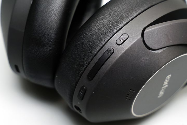 電源、音量、ANCの切り替えなどのボタンは右側に集中しています。