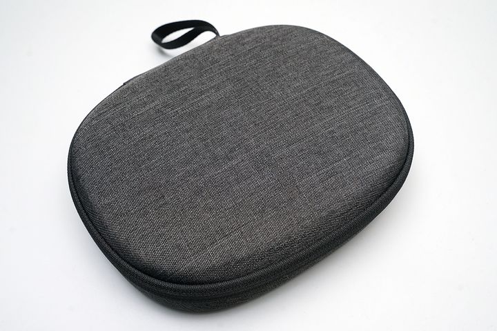 「EarFun Wave Pro」には標準で写真のような専用ケースが付属します。