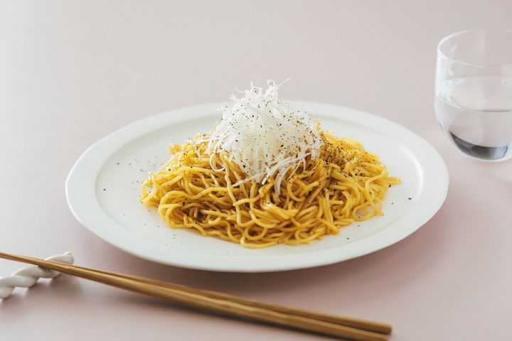 中華蒸し麺（焼きそば用）170gをさっとほぐして温めたフライパンに入れ、料理酒大さじ3を加えてフタをし、中火で1分半蒸す。オイスターソース小さじ2、酢小さじ1/2、ごま油適量を混ぜ合わせ、フライパンの麺に加えてよく和える。器に盛り白髪ねぎ1/2本分をのせ、黒胡椒をたっぷり振る。薄味に仕上げておき、卓上で追いオイスターソースをかけて食べると美味。