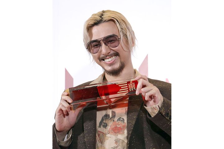 国際音楽賞「MUSIC AWARDS JAPAN」で最優秀アルバム賞を受賞した藤井風さん（撮影：2025年5月、時事）