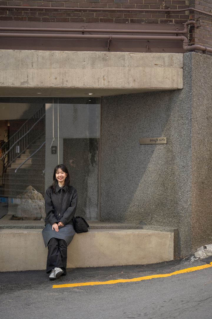 シアーなフリルインナーがポイント。 シルエットが美しいモノトーンスタイル【番外編：韓国】