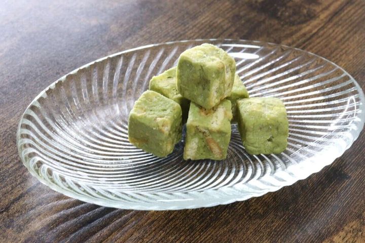 セリアのSW楕円皿15.5cmに焼き菓子を置く