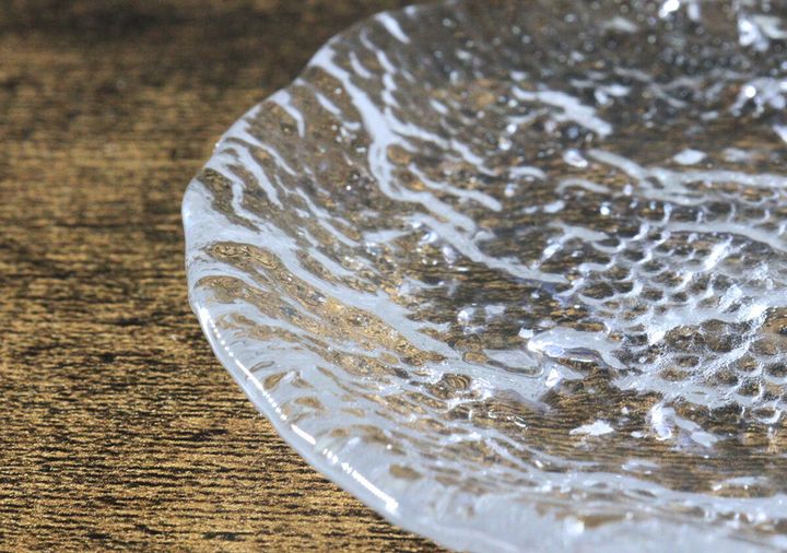 セリアのガラスアクセサリートレイの表面