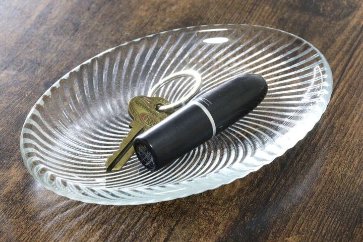 セリアのSW楕円皿15.5cmに小物を置く