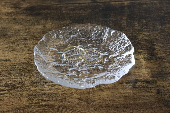 セリアのガラスアクセサリートレイに指輪を置く