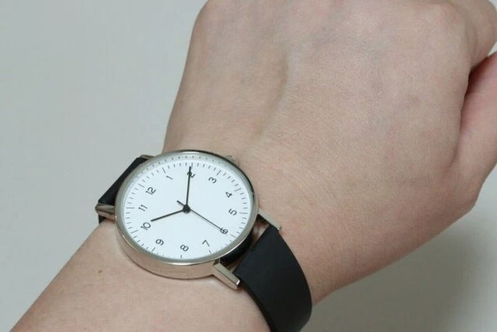 ダイソー シンプルデザインウォッチ 着用例