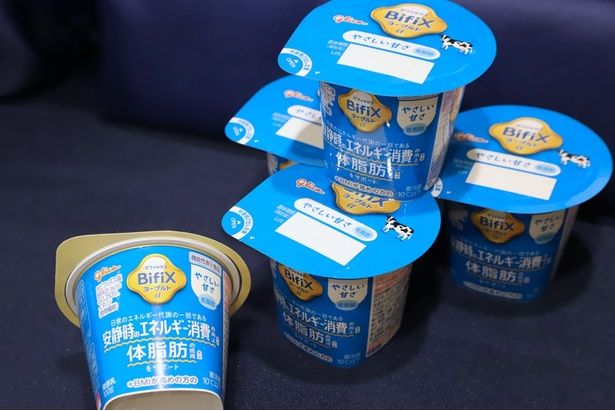 個食タイプはなめらかさを出す調整を重ね、開発されたという。「BifiXヨーグルトα やさしい甘さ・低脂肪」(希望小売価格173円前後)