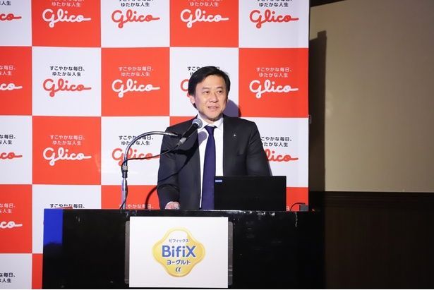 江崎グリコ 乳業事業部長の大高(※)寛さんは、「BifiXヨーグルトα」について「BifiX菌の研究から11年、構想から5年を費やし、機能性表示を取得して生まれました」と説明(※高は正しくははしごだか）