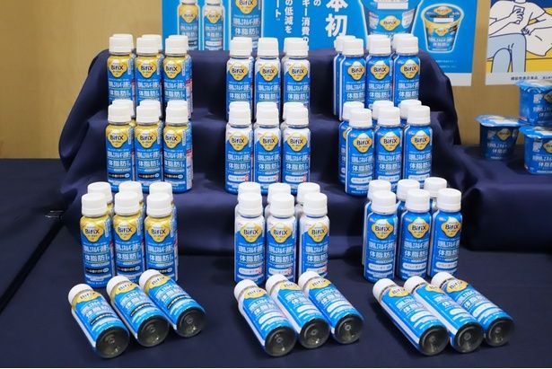 【写真】「BifiXヨーグルトα」のドリンクタイプは全3種類！左から「甘くない砂糖不使用 ・低脂肪」「やさしい甘さ・脂肪ゼロ」「やさしい甘さ・低脂肪」(希望小売価格：単品173円前後、12本入りケース2074円前後)