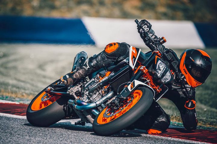 KTMが社是として掲げる「READY TO RACE 、そして890デュークRに新しく与えられた「THE SUPER SCALPE」のキャッチコピーが如実に表れているテストライダーの走行シーン。 底知れないポテンシャルを秘めたスーパーネイキッドだ