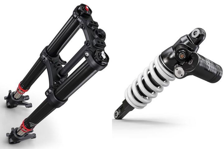 サスペンションは前後ともにWP製を採用する。790デュークと比較すると調整機構は劇的に充実。フロントフォークのプリロードを除き、セッティングが可能になった。ストローク量はフロントが140mm、リアは 150mm確保されている