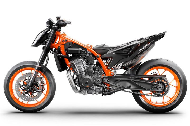 クロームモリブデン鋼のメインフレームとアルミのサブフレームを組み合わせた車体。これ以上ないほどシンプルな構造なが ら、エンジンをストレスメンバーとすることで充分な剛性を確 保。790デュークとはピボッド位置や車高が異なっている