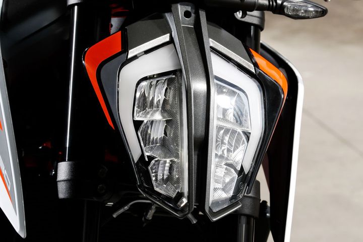 ヘッドライトはLED