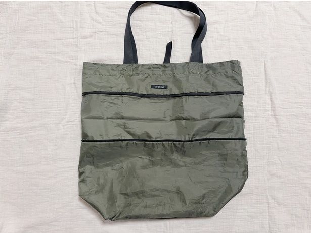 ファスナーを開くとワンサイズ大きなエコバッグに ▶サイズが変えられる！