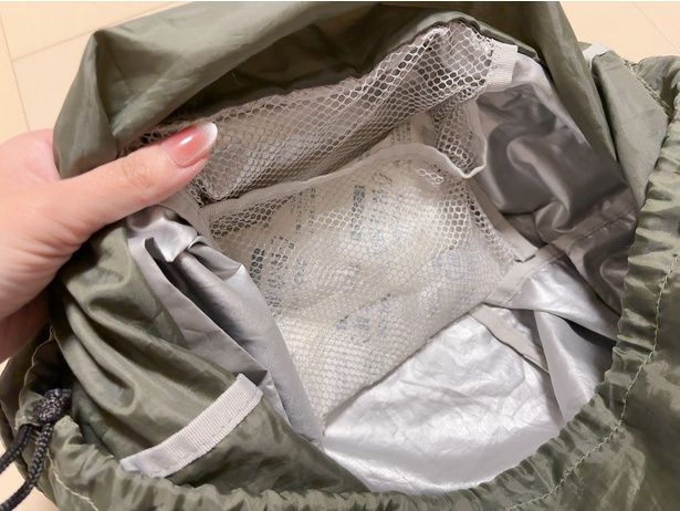 保冷剤を入れることも出来るメッシュポケット付き ▶中身を入れると？