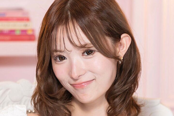 【写真・画像】”世界で最も美しい顔”選出の29歳タレント、胸元あらわなドレス姿で「ありのままの自分でモテちゃう」圧倒的自信を明かす 1枚目