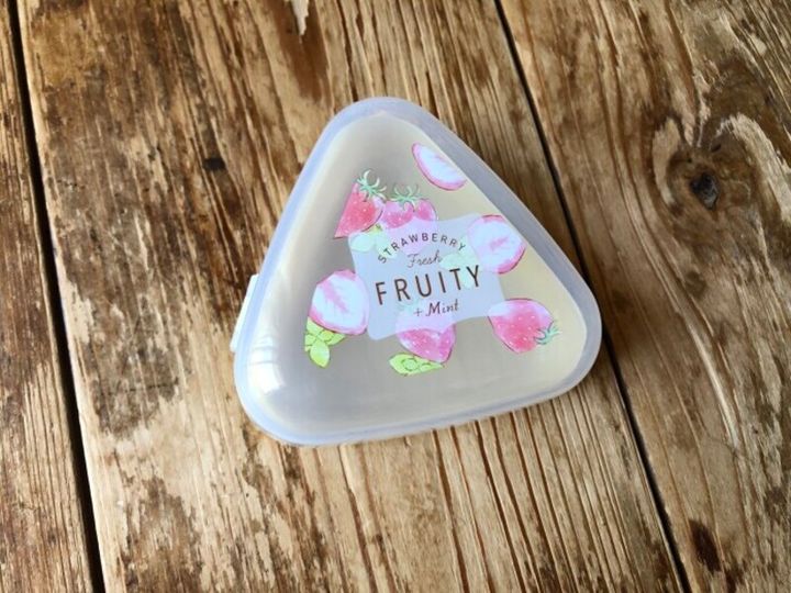 セリアの「FRUITY おにぎり型ケース2P」